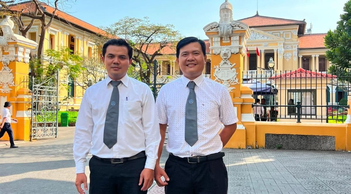 LS. Nguyễn Minh Thường và LS. Nguyễn Tấn Đạm trước Tòa án nhân dân TP.HCM